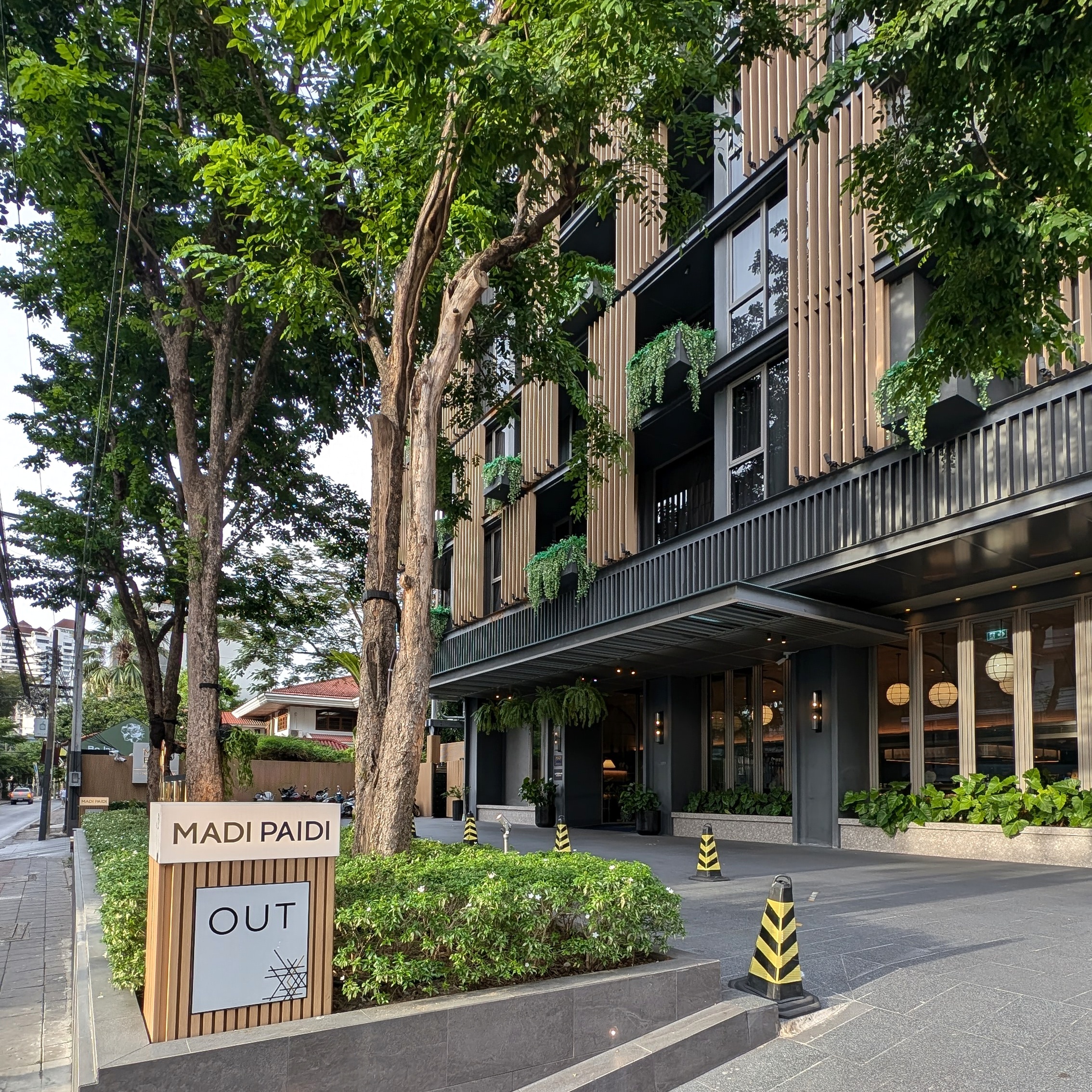 MADI PAIDI BANGKOK, Autograph Collection